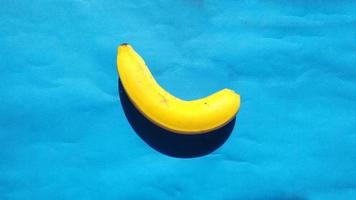 bananas em um tom de fundo azul.frio foto