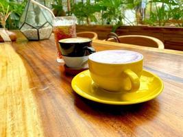 bela xícara de bebida de leite de taro taiwanês com latte art foto
