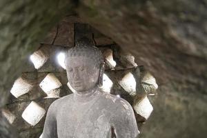 magelang, central java, indonésia, 2017, stupa de borobudur pedra templo indonésio estátua de buda foto