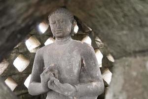 magelang, central java, indonésia, 2017, stupa de borobudur pedra templo indonésio estátua de buda foto