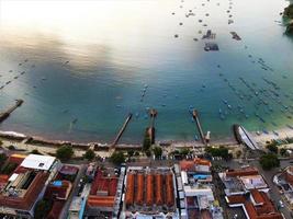 bela vista aérea, panorama natural - fundo de praia com barcos de pesca.. foto