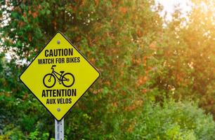 sinal de aviso de bicicleta no parque foto