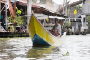 canal na zona rural com barco desfocar o fundo da ilustração, abstrato desfocado foto