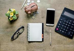 caderno com lápis e equipamento de escritório na área de trabalho foto