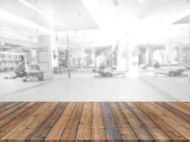 plataforma de espaço de tábua de madeira vazia com ginásio de fitness blur foto