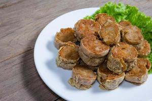 rolo de carne de caranguejo frito ou hoi jo em fundo de madeira foto