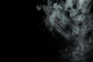 pó abstrato ou fumaça isolada em fundo preto foto