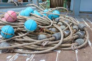 flutuador de plástico para redes de pesca no navio foto