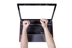 punhado de punhos forte no laptop, isolado no fundo branco, traçado de recorte foto