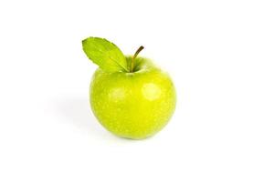 maçã verde fresca, isolada no fundo branco foto