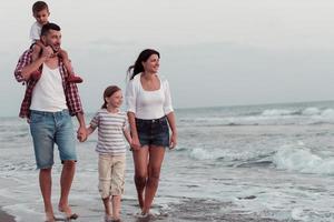 família se diverte e vive um estilo de vida saudável na praia. foco seletivo foto