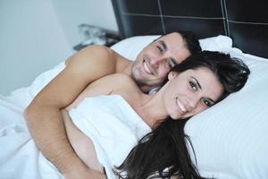 jovem casal se diverte em seu quarto foto