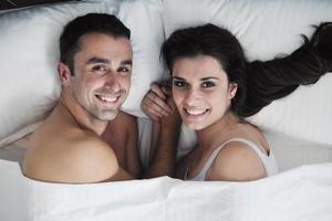 jovem casal se diverte em seu quarto foto
