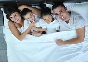 família jovem feliz em seu quarto foto