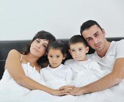 família jovem feliz em seu quarto foto