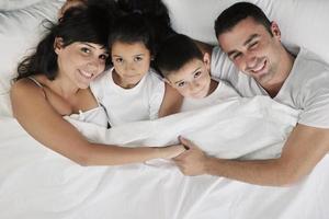 família jovem feliz em seu quarto foto