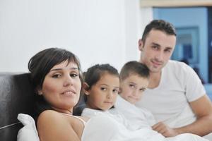 família jovem feliz em seu quarto foto