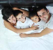 família jovem feliz em seu quarto foto