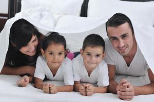 família jovem feliz em seu quarto foto