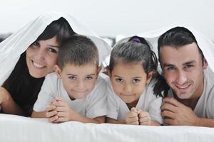 família jovem feliz em seu quarto foto