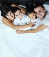 família jovem feliz em seu quarto foto