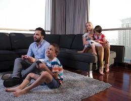 família feliz jogando videogame