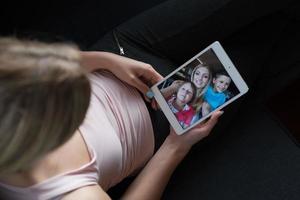 mulher usando tablet em lindo apartamento foto