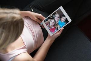 mulher usando tablet em lindo apartamento foto