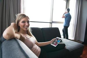 mulher usando tablet em lindo apartamento foto