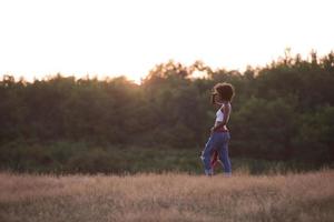 jovem negra na natureza foto