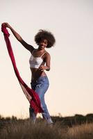 garota negra dança ao ar livre em um prado foto