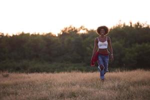 jovem negra na natureza foto