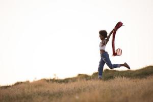 garota negra dança ao ar livre em um prado foto