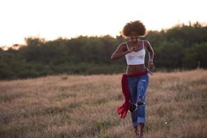 jovem negra na natureza foto