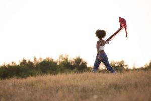 garota negra dança ao ar livre em um prado foto