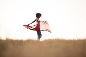 garota negra dança ao ar livre em um prado foto