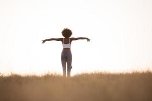 jovem negra dança ao ar livre em um prado foto