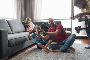 família feliz jogando videogame foto