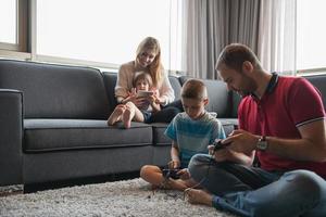 família feliz jogando videogame foto