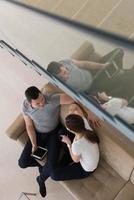 casal relaxando em casa com computadores tablet foto