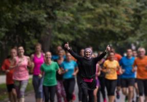 mulher muçulmana com sua equipe de corredores correndo foto