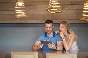 casal usando tablet em casa foto