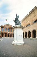 rimini, emilia romagna, itália, 2022 - a praça cavour com a estátua de paul v foto