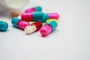 pílulas coloridas, comprimidos e cápsulas em fundo branco foto