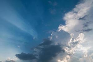 céu azul com nuvens foto