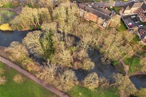 vista aérea imagens de alto ângulo do parque público wardown na cidade de luton da inglaterra reino unido foto