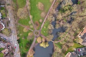 vista aérea imagens de alto ângulo do parque público wardown na cidade de luton da inglaterra reino unido foto