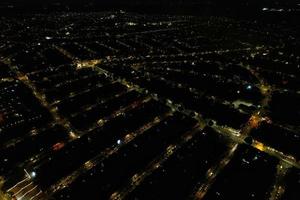 bela vista aérea da cidade britânica à noite foto