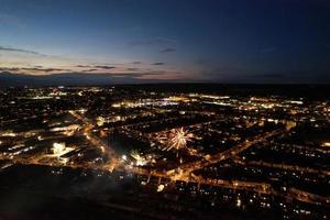 bela vista aérea da cidade britânica à noite foto