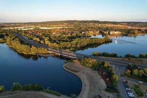 bela vista aérea do lindo lago em milton keynes inglaterra reino unido foto